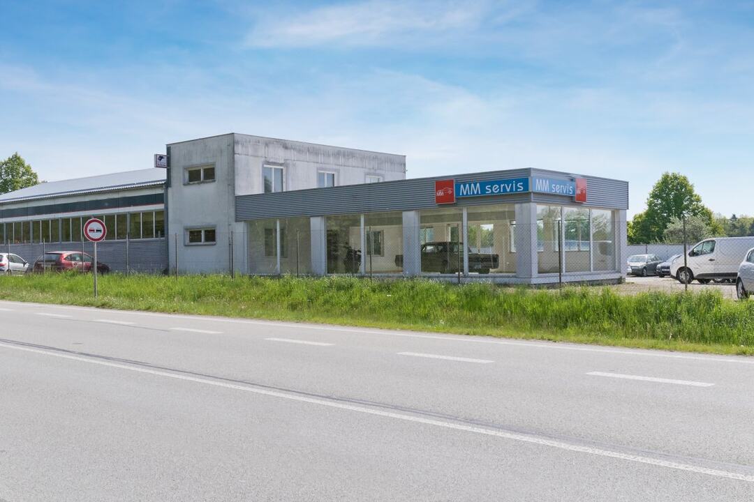 Pohled z hlavní silnice na budovu MM Servis